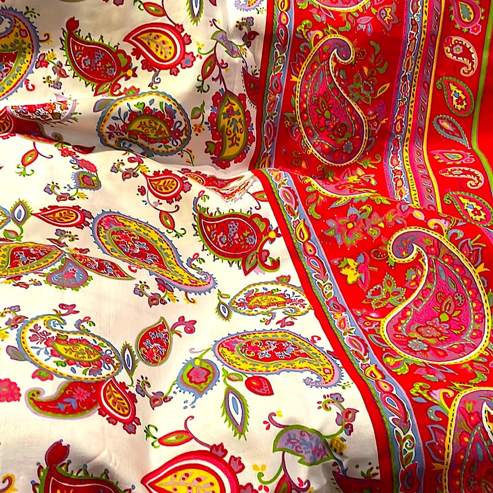 COPY - Beautiful bright tablecloth. Avon.